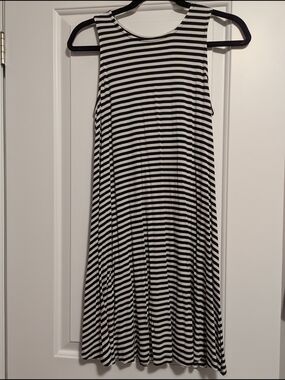 2/$20 Old Navy Women’s Black & White Striped Swing Dress – Size Petite Small